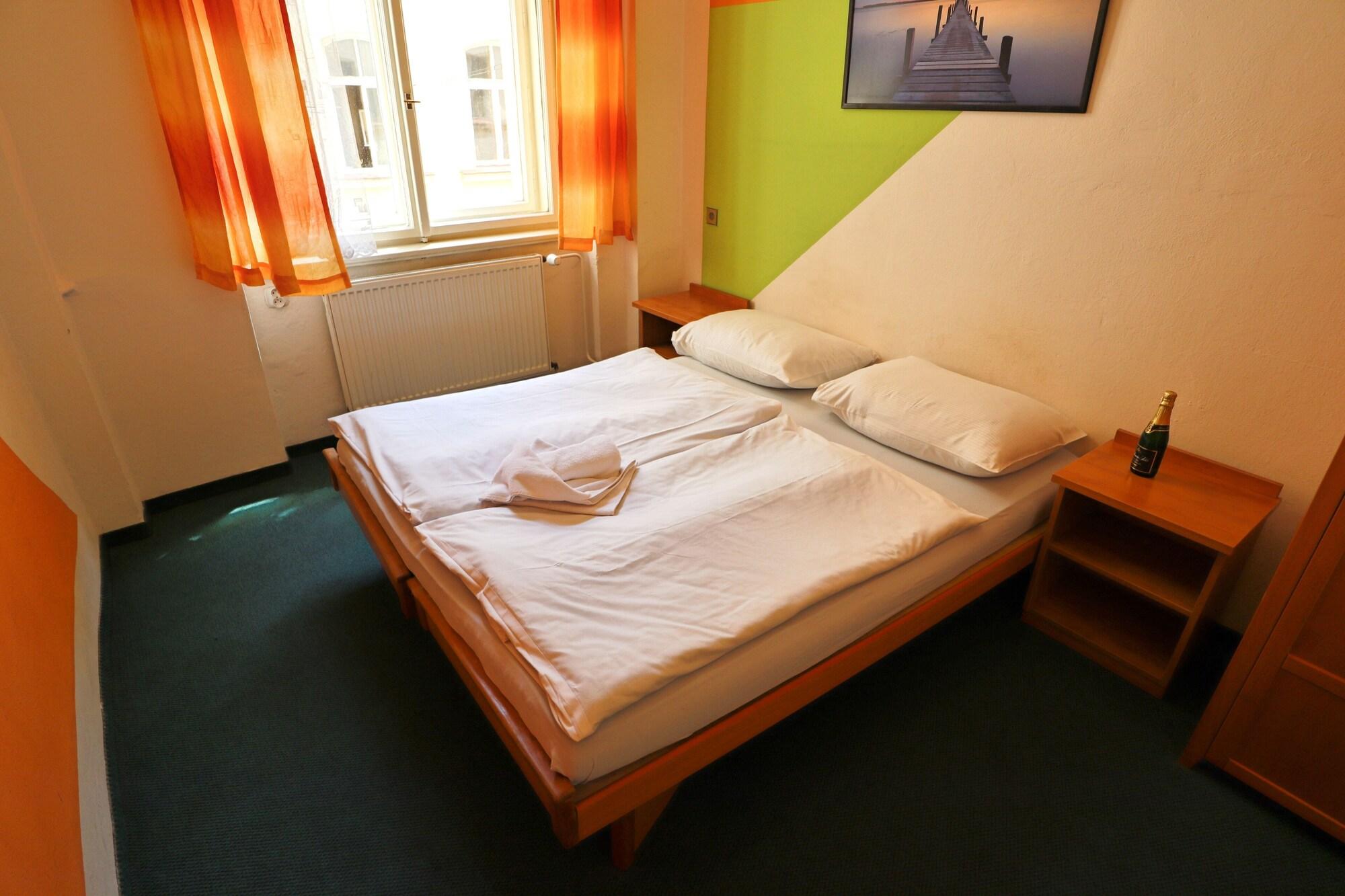 A Plus Hostel - Centrum Prag Exteriör bild