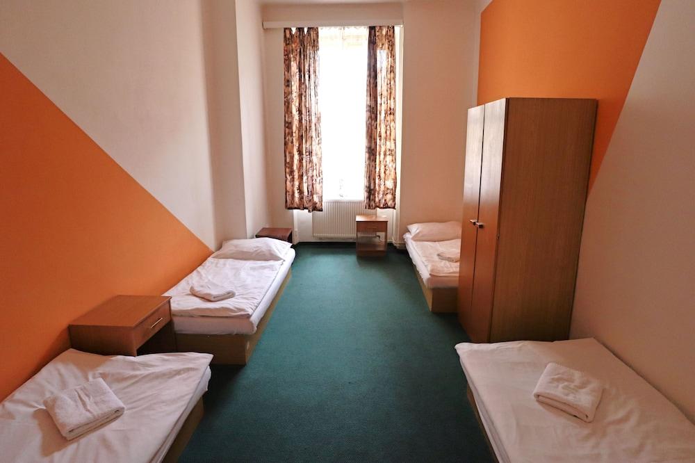 A Plus Hostel - Centrum Prag Exteriör bild