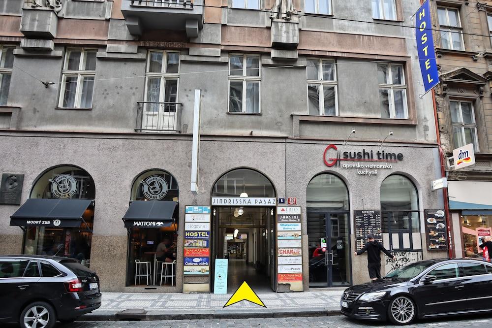A Plus Hostel - Centrum Prag Exteriör bild